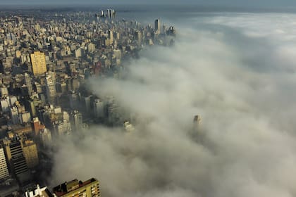 Por la magnitud del humo, las autoridades sanitarias de Rosario le pidieron a la población no hacer actividad física al aire libre, permanecer en sus viviendas y usar barbijo en caso de tener que salir al exterior