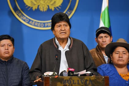 Por la mañana, Evo Morales trató, infructuosamente, de detener la crisis con el anuncio de nuevas elecciones
