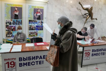 Por la pandemia, los rusos pueden votar de manera virtual o presencial (Pavel Golovkin)