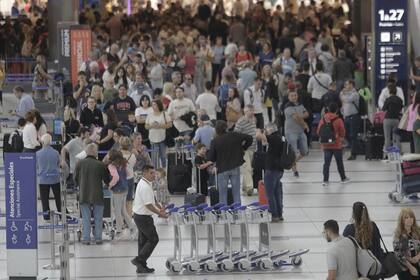 Por la tormenta, hay vuelos demorados y cancelados en Aeroparque y Ezeiza
