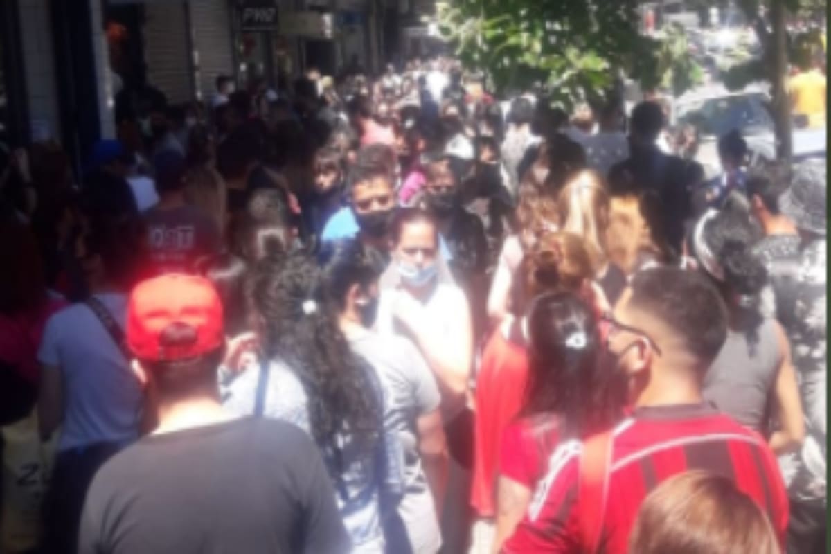Por las compras navideñas, se vieron largas filas sin distanciamiento social en la zona de Avenida Avellaneda, en Flores