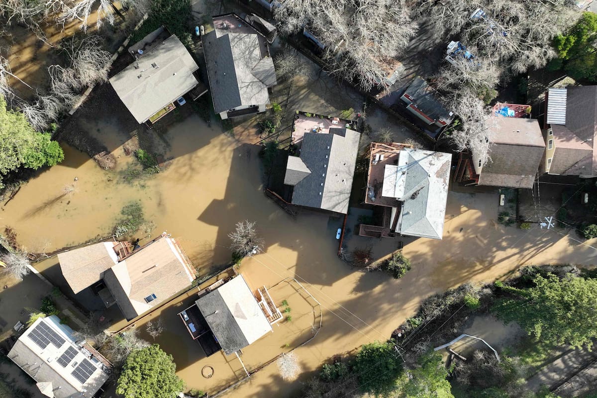 Por las intensas lluvias, se registran inundaciones y deslaves que causan que más de 65.000 personas tengan cortes de energía eléctrica