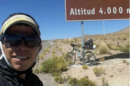 Por las noches duerme en una carpa