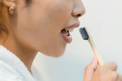 Por las noches la boca sufre una reducción de saliva y se genera por ende una mayor actividad bacteriana (imagen ilustrativa)