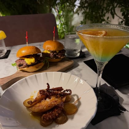 Por las noches, la propuesta se trasladó a restaurantes de primer nivel, locales donde disfrutaron de cócteles de autor, minihamburguesas gourmet, tentáculos de pulpo y una cuidada selección de fiambres y embutidos (Foto: Instagram/@ludisabella)