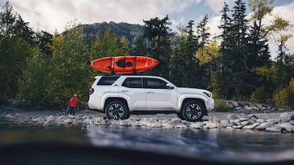 Por lo general, los SUV pueden manejarse en una variedad de terrenos más amplia que un auto, como es el caso del Toyota 4Runner (Toyota)