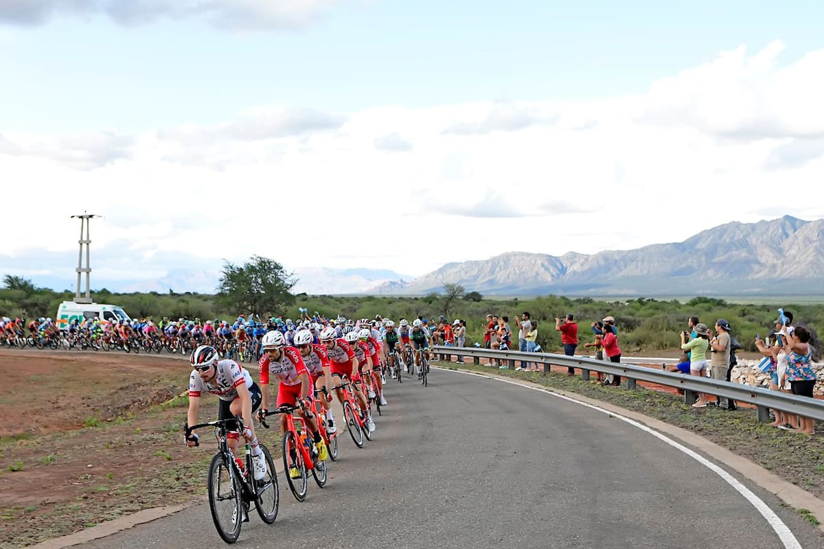 Por los caminos: decenas de personas siguen de cerca el trayecto de las grandes figuras