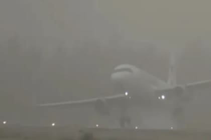 Por los fuertes vientos, un avión no pudo aterrizar en Neuquén.