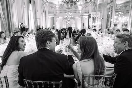 ¡Por los novios! La noche cerró con un brindis por la feliz pareja.
