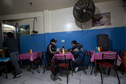 Por los pasillos de la Villa 31 se puede encontrar, en pocos metros, sopa de maní y charqui boliviano, chipá y sopa paraguaya, ceviche y caldo de mote peruano, y en el último tiempo, arepas venezolanas.