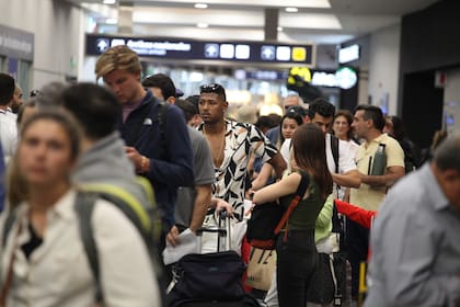 Por los vuelos cancelados ayer se demoran los de hoy y se acumula cada vez más gente en Aeroparque