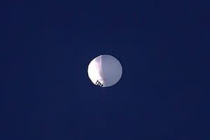 Por más de 24 horas, las autoridades federales han seguido el recorrido del misterioso globo que vuela sobre Estados Unidos. . Larry Mayer/The Billings Gazette via AP
