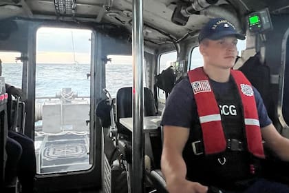 Por más de 24 horas, los equipos de la Guardia Costera de Estados Unidos realizaron una exhaustiva búsqueda