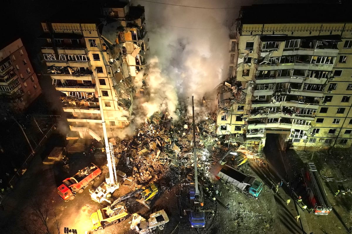 Por más de 24 horas, los rescatistas buscaron a personas atrapadas en los escombros del edificio atacado