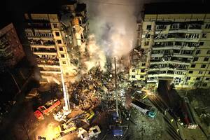 Por más de 24 horas, los rescatistas buscaron a personas atrapadas en los escombros del edificio atacado