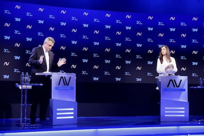Por momentos, la discusión escaló al punto que los dos postulantes se pisaron al hablar