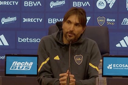 Por momentos, Martínez parece autoflagelarse en cada conferencia de prensa post partido