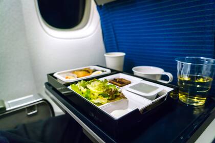 Por otro lado, los peores alimentos para llevar en el avión son aquellos que despiden olores fuertes