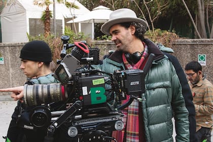 Por primera vez al frente de una serie, el director y guionista argentino ganador de un Oscar habla de El Presidente, una producción de ocho episodios sobre el FIFA Gate.Basada en dirigentes reales acusados de corrupción, los expone y los parodia. “De ninguna manera íbamos a hacer un documental: que