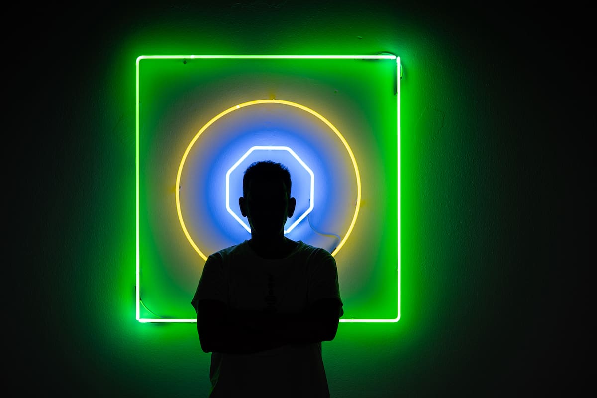 Por primera vez, el arte contemporáneo llegó al Palacio Taranco, de Montevideo, con la muestra “Forasteros en el palacio. Capítulo 2”. En la fachada, intervención del artista Saad Alhowede