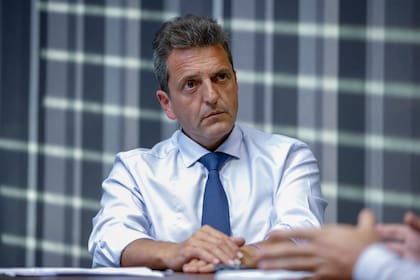 Por primera vez el líder del Frente Renovador blanquea su postulación; adopta una clara línea opositora, evita referirse a Cristina y habla de sumar a extrapartidarios al espacio