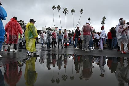 Por primera vez en 20 años el Desfile de las Rosas se realiza bajo una intensa lluvia