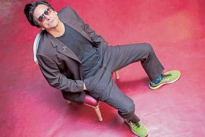 Por primera vez en 25 años de carrera se anima a abordar una obra de texto como actor, junto con Victoria Raposo, mientras hace radio, shows y prepara su nuevo disco