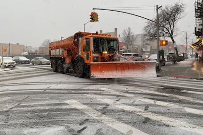 Por primera vez en varios años, las autoridades de la ciudad de Nueva York instalaron barredores de nieve para despejar las calles