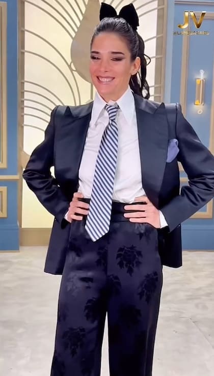 Por primera vez, Juana Viale lució un traje de hombre en uno de sus programas