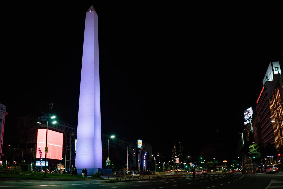 Por primera vez, una transmisión en vivo cuenta cómo un grupo de turistas extranjeros recorre la noche de la Ciudad de Buenos Aires, desde el aperitivo de hoy hasta el desayuno de mañana.
