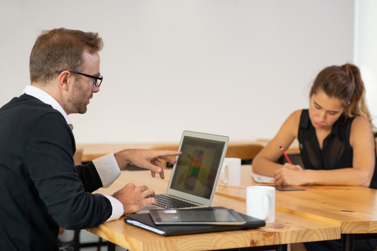Por qué algunas personas no saludan a sus compañeros de trabajo, según la psicología (Foto: Freepik)