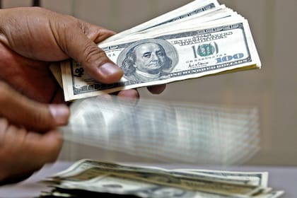 Por qué baja el dólar y los precios siguen subiendo