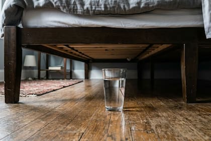 Por qué cada vez más personas colocan un vaso con vinagre debajo de la cama