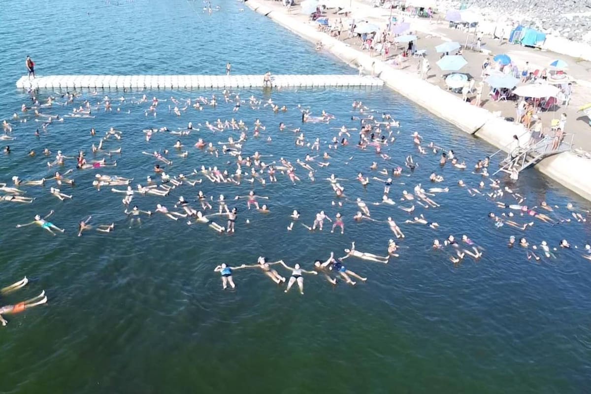 Por qué cientos de personas se reunieron para flotar en la laguna de Mar Chiquita.