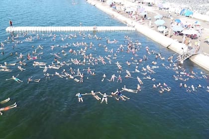 Por qué cientos de personas se reunieron para flotar en la laguna de Mar Chiquita.