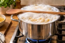 Por qué conviene colocar una cuchara de madera sobre tu olla al cocinar