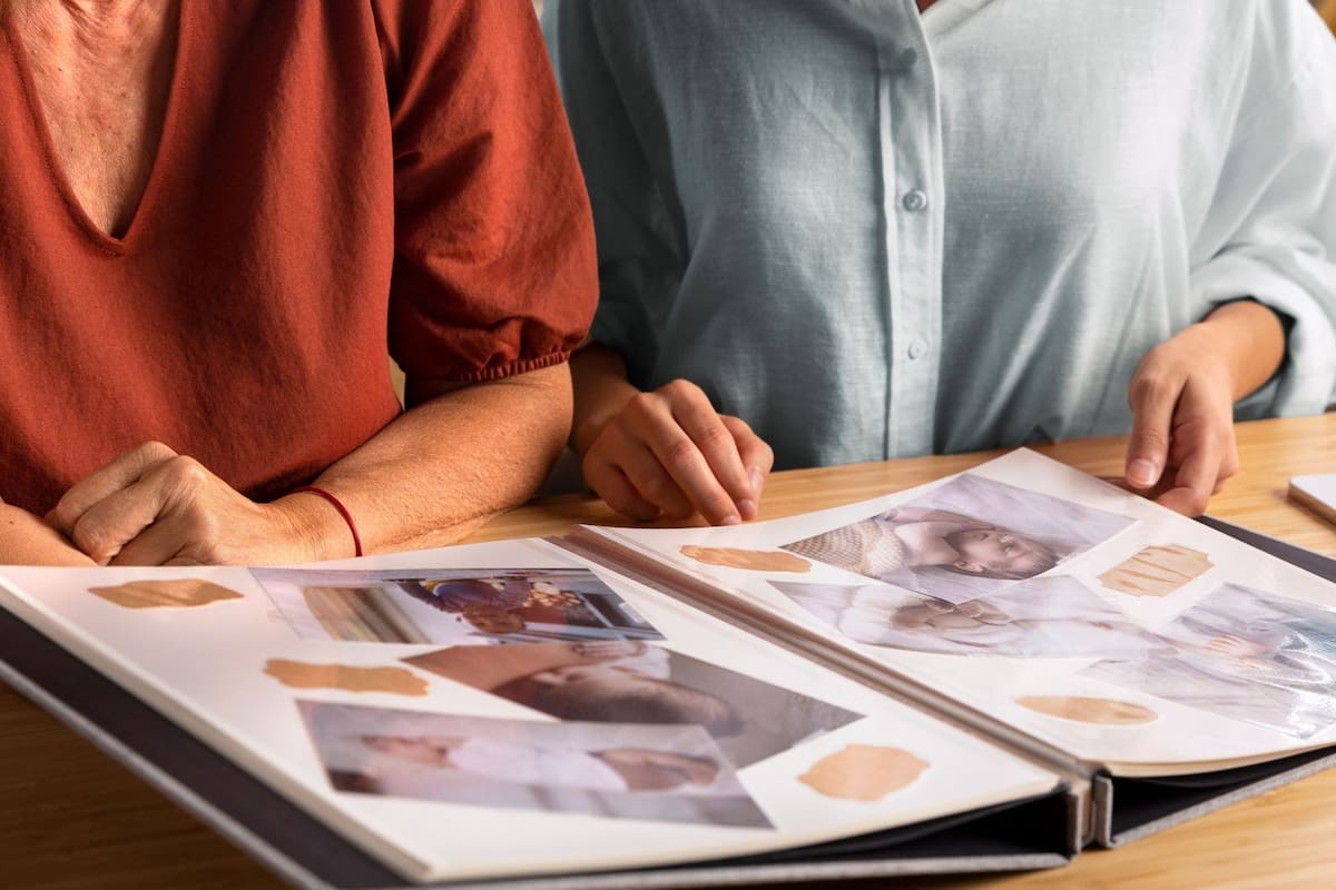Por qué conservar recuerdos de los hijos puede ser positivo para el bienestar emocional, según la psicología (Foto: Freepik)
