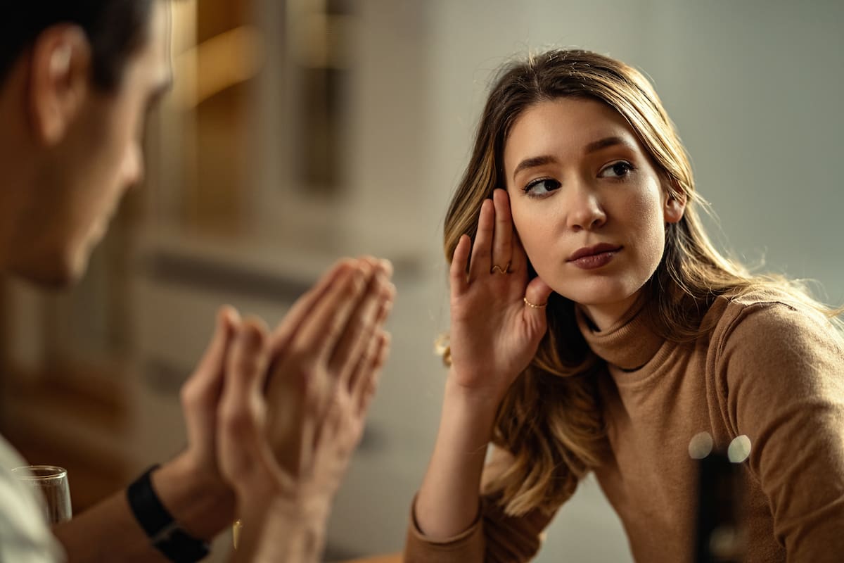 Por qué decimos “A palabras necias, oídos sordos”: qué significa este popular refrán (Ảnh: Freepik)