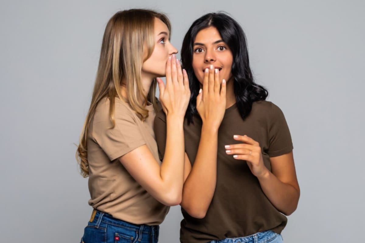 Por qué disfrutamos del chisme, según la psicología (Foto: Freepik)