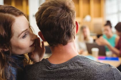 Por qué el cerebro disfruta del chisme, según la psicología (Foto: Freepik)
