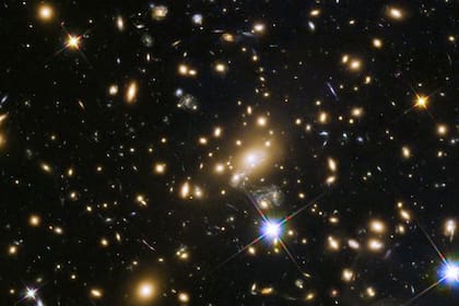 ¿Por qué el cosmos exhibe las características y propiedades necesarias para permitir la existencia de vida inteligente como la nuestra?