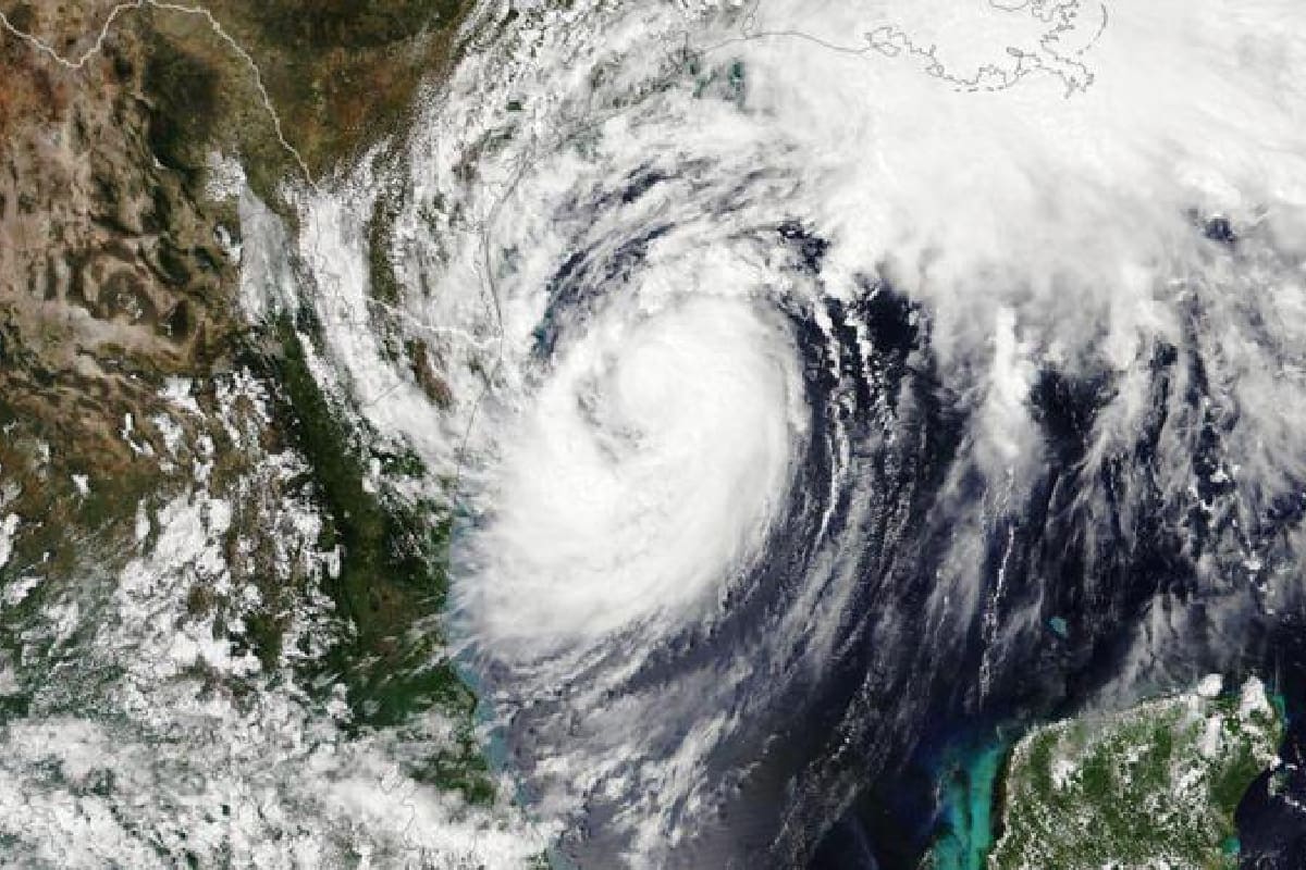 Por qué el "lado sucio" de un huracán puede ser un 50% más fuerte que su "lado limpio"