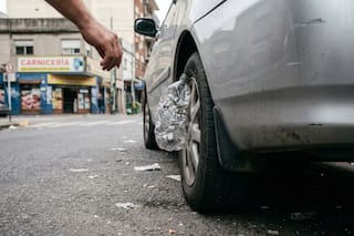 Por qué es un peligro hallar botellas de plástico entre el guardabarros y la rueda