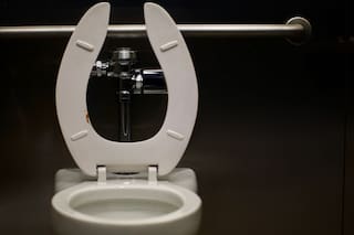 La curiosa razón de por qué algunos inodoros tienen el asiento abierto en forma de U