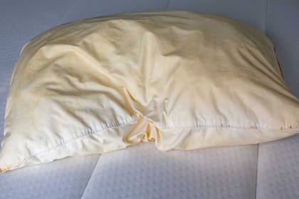 Por qué la almohadas se vuelven amarillas con el tiempo (y cómo resolverlo)