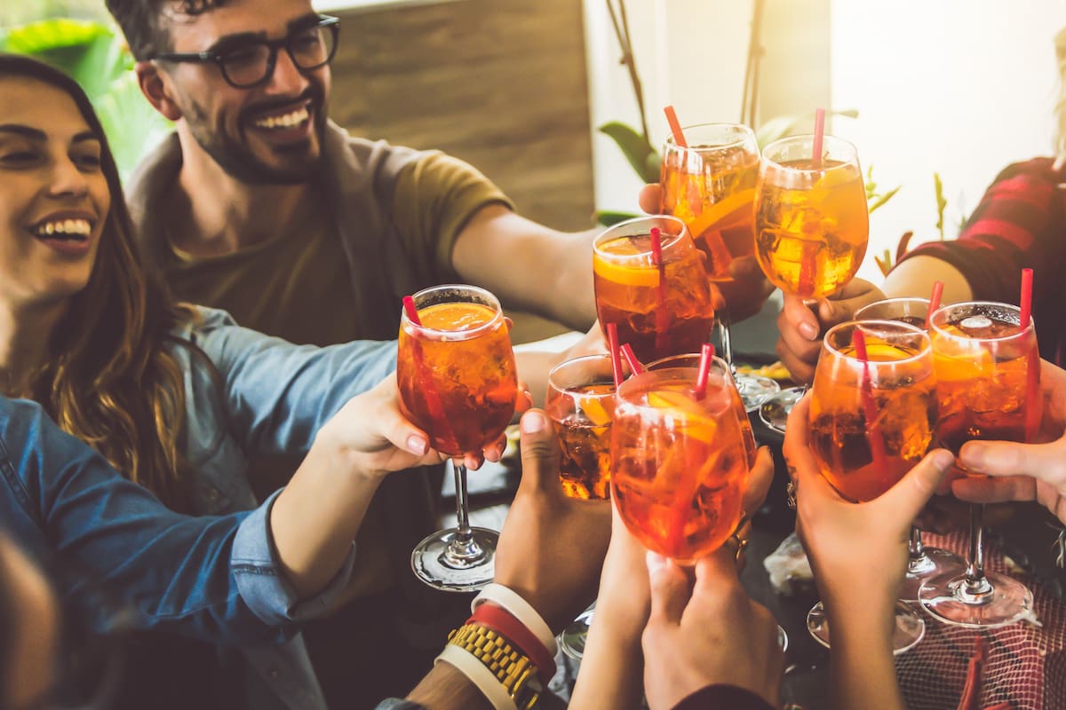 Por qué las mujeres se emborrachan más rápido que los hombres y qué tienen que ver el peso y la masa muscular