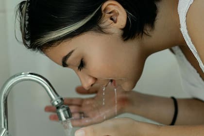 Por qué lavarse la cara con agua helada puede arruinar el cutis