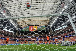 Por qué los balones del Mundial siempre vuelven al campo durante los partidos