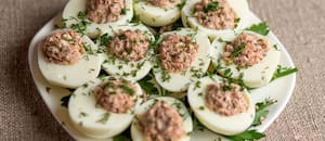 Los chefs se encolumnan: “Los mejores huevos rellenos de atún se hacen en 12 minutos, con mayonesa de limón y un chorrito de vinagre”
