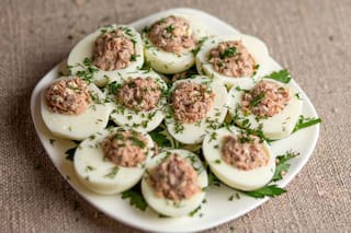 Los chefs se encolumnan: “Los mejores huevos rellenos de atún se hacen en 12 minutos, con mayonesa de limón y un chorrito de vinagre”